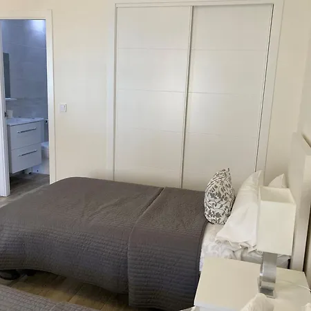 클럽 마리티모 앳 론다 쓰리 *